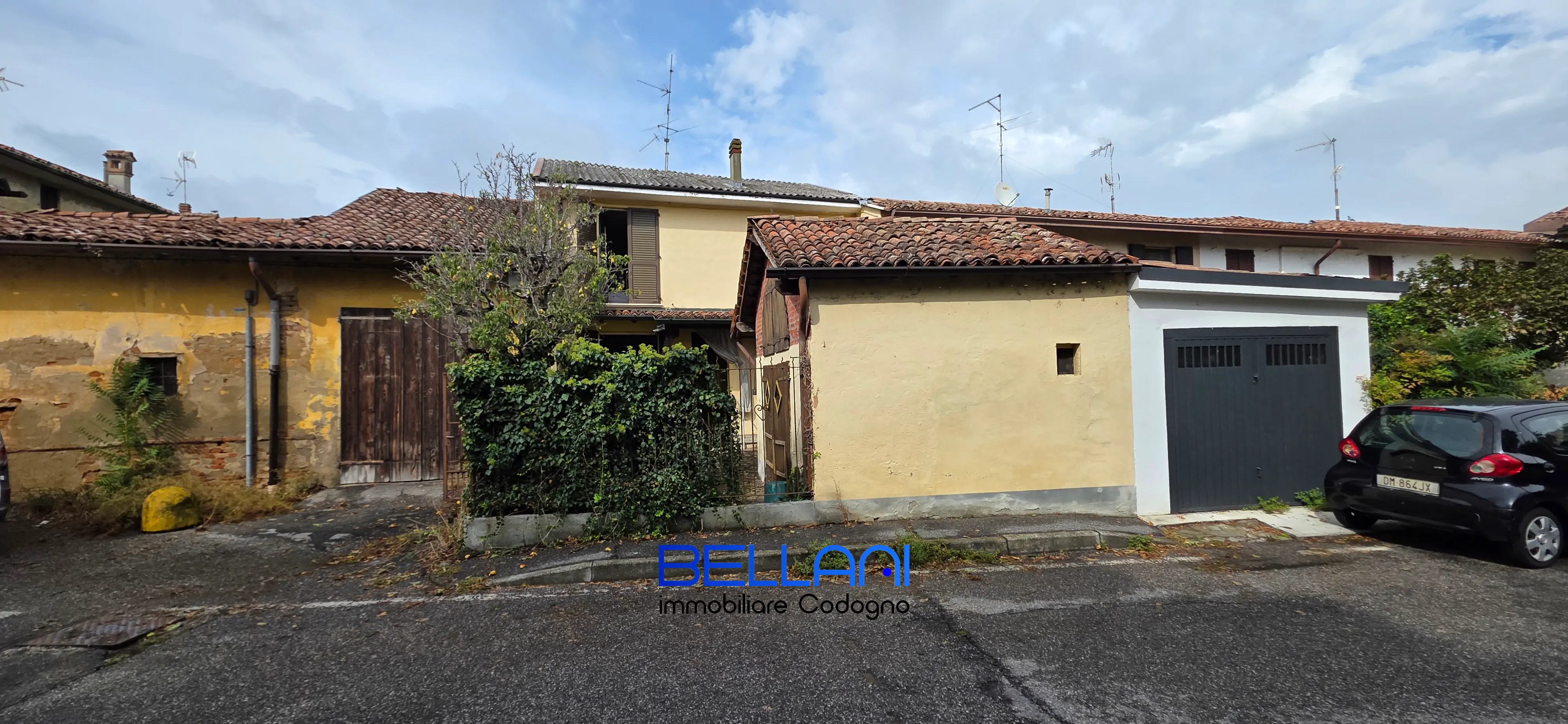 CORNO GIOVINE Casa con cortiletto