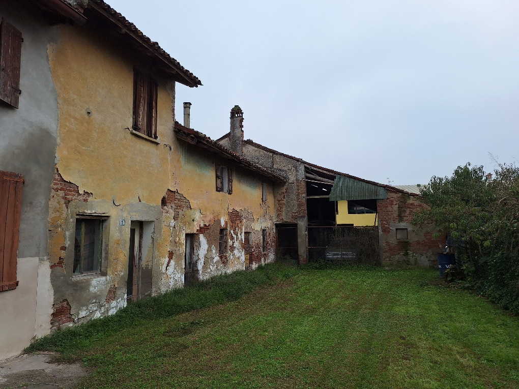 GUARDAMIGLIO RUSTICO CON FIENILE EURO 38.000,00